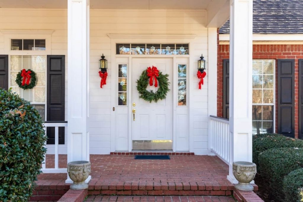 white front door with the Christmas accent